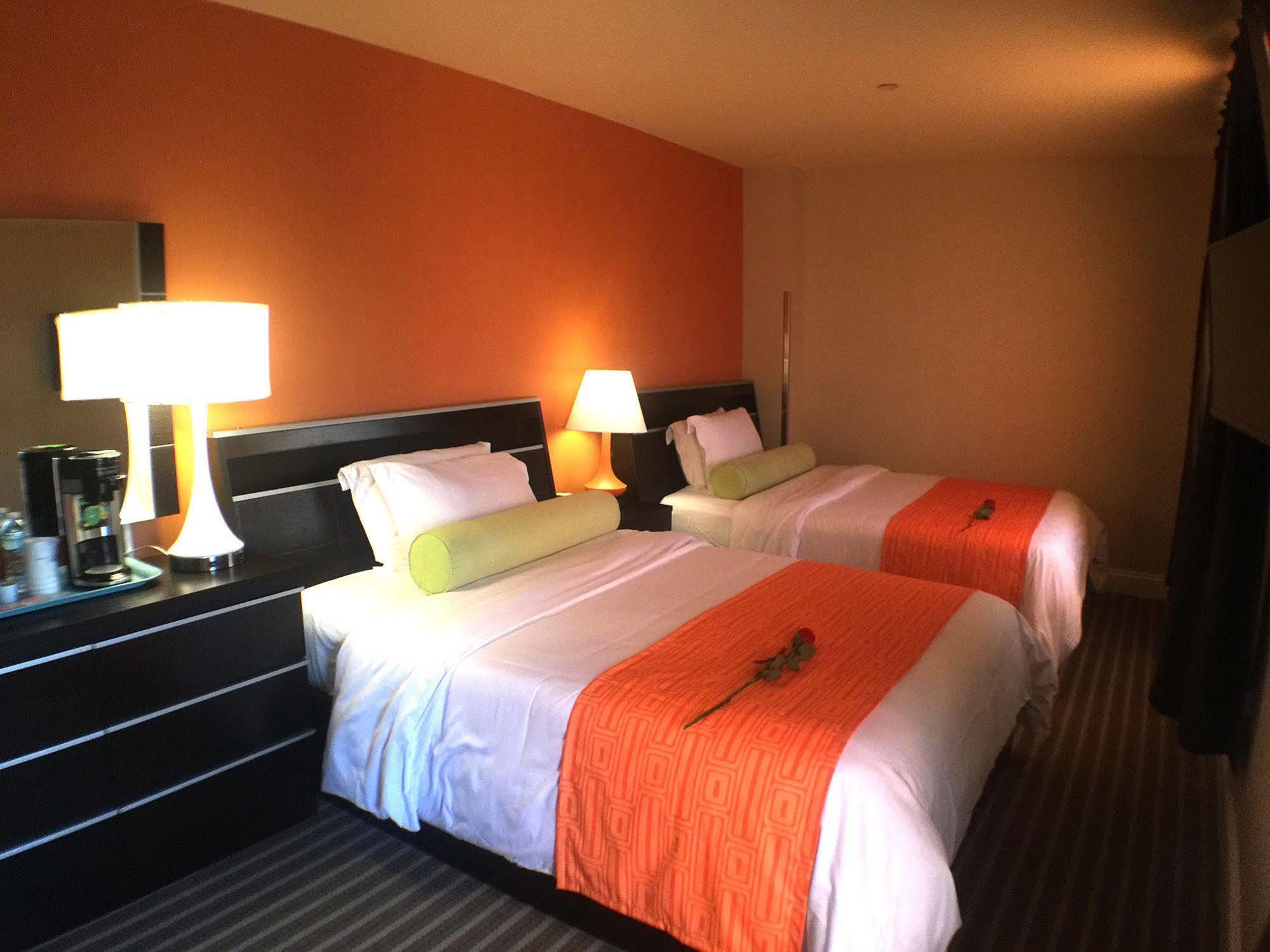 ฮาวเวิร์ด จอห์นสัน บาย วินด์แฮม ลองไอส์แลนด์ซิตี้ Hotel นิวยอร์ก ภายนอก รูปภาพ
